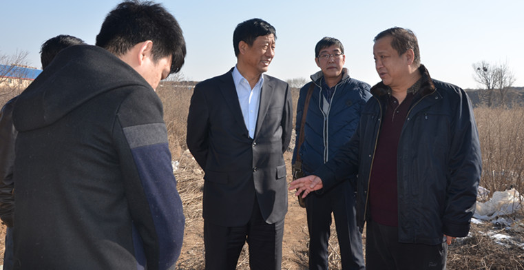 實(shí)地察看車(chē)站北街的斷頭路。.jpg